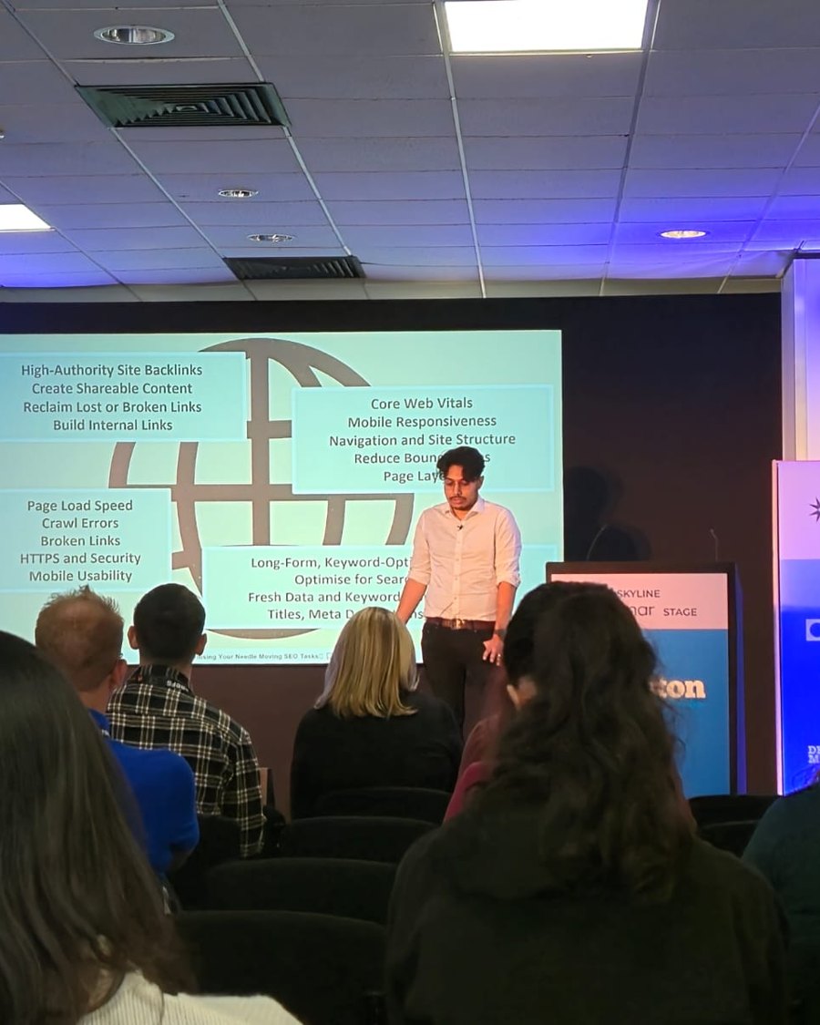 Akash Hashmi presenting to a room of attendees at a Brighton SEO session